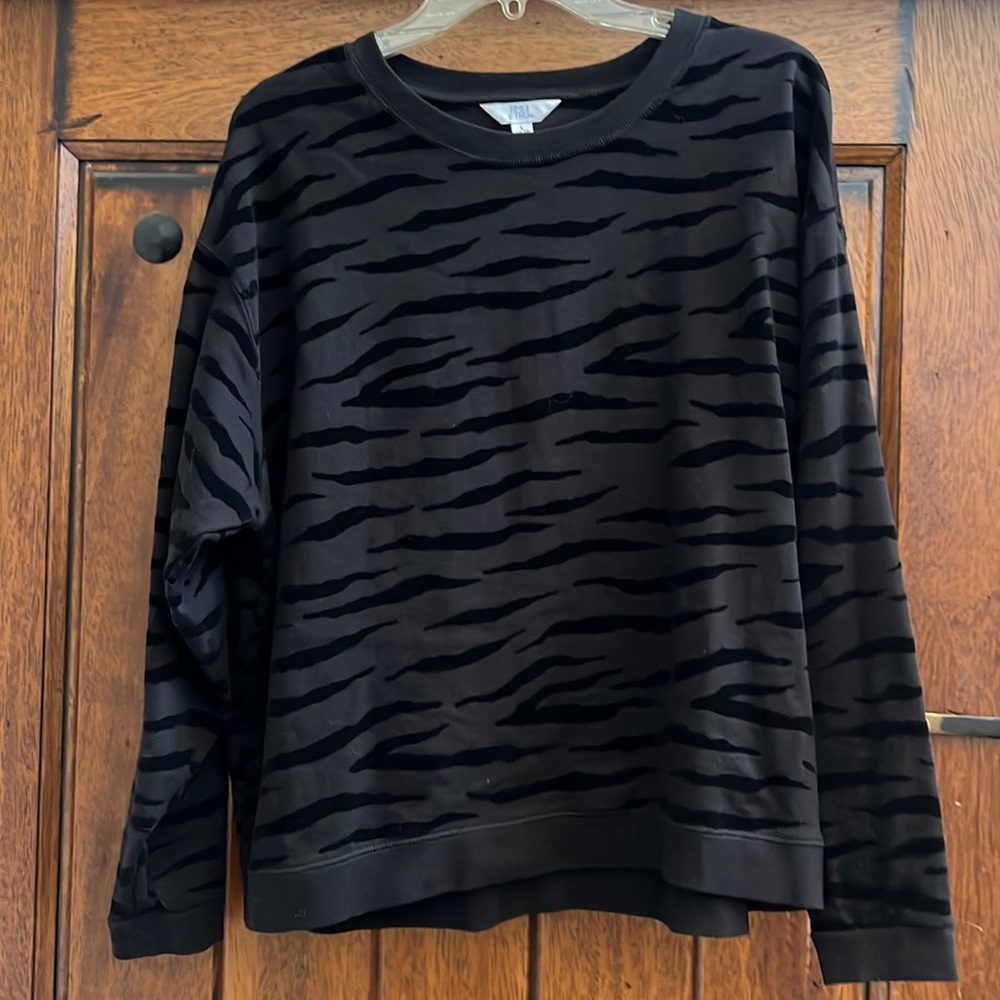 Black tiger print light sweatshirt